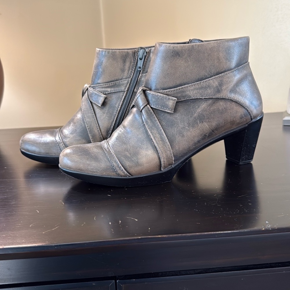 Naot Elegant Women's Ankle Boots in Taupe and Black size 39